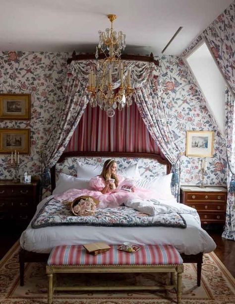 How to be Royalcore? The Royal Aesthetic that will make you Channel your Inner Marie Antoinette - The Mood Guide Marie Antoinette Movie, Rococo Furniture, France Aesthetic, Royal Aesthetic, Royal Life, House On A Hill, Room Aesthetic, Travel Photographer, Marie Antoinette