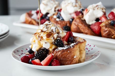 Lemon Curd French Toast, French Toast With Berries, Pastry Basket, Berry French Toast, Brunch At Home, Cafe Inspiration, Fancy Breakfast, French Toast Breakfast, Summer Breakfast