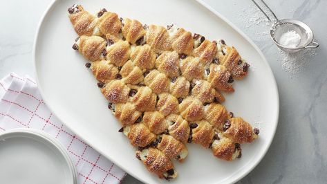 Sweeten the holidays with this easy-yet-special four-ingredient pull-apart. Simply roll sweetened cream cheese and chocolate chips inside pieces of Pillsbury™ crescent dough; form into a festive tree shape, and bake. Sprinkle with additional powdered sugar, and watch it disappear as guests come back for "one more piece" again and again. Crescent Christmas Tree, Holidays Appetizers, Tree Dessert, Christmas Tree Desserts, Christmas Tree Food, Cheesecake Brownie, Easy Christmas Cookie Recipes, Chocolate Chip Cheesecake, Easy Holiday Recipes