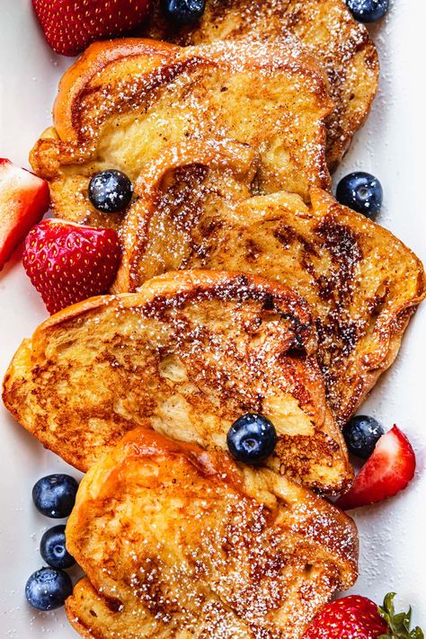 Classic French Toast made easy and in just 20 minutes with a slightly sweetened vanilla custard with cinnamon and nutmeg. The perfect family breakfast recipe! Homemade French Toast Recipe, Oven French Toast, Perfect French Toast, Easy French Toast, Homemade French Toast, Family Breakfast Recipes, Easy French Toast Recipe, Classic French Toast, Best French Toast