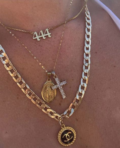 Cross Necklace Stack, Spain Jewelry, Necklace Stacks, 999 Angel Number, Jóias Body Chains, Layered Gold Jewelry, Gift Ideas For Best Friend, Nameplate Necklace Gold, Saint Necklace