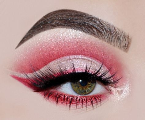 Red Cut Crease Tutorial Red Eyeshadow Hooded Eyes, Red And White Eyeshadow, Red Cut Crease Eyeshadow, Simple Red Makeup Looks, Wing Eyeshadow, Red Cut Crease, Bridal Eyeshadow, Eyeshadow Simple, Maquillaje Cut Crease