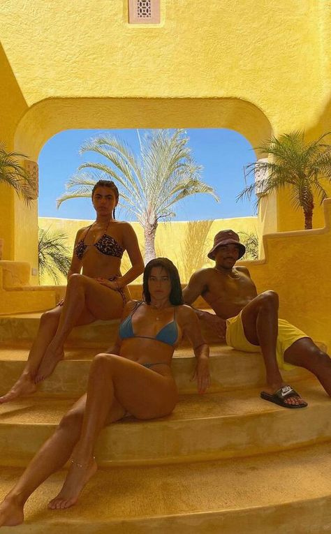 Three's Company from All the Photos From Kylie Jenner's Mexico Vacation on E! Online Kylie Jenner Friends, Kylie Jenner Family, Mexican Villa, Kylie Jenner Instagram, Extra Long Hair, Jenner Family, Lori Harvey, Three's Company, Mexico Vacation