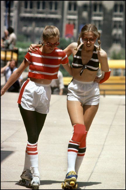 Roller skating in Chicago, 1979. Photograph by Rene Burri. Roller Skating Outfits, Retro Roller Skates, Skate Girl, Roller Disco, Roller Skaters, Roller Girl, Retro Sport, Burton Snowboards, Skating Outfits