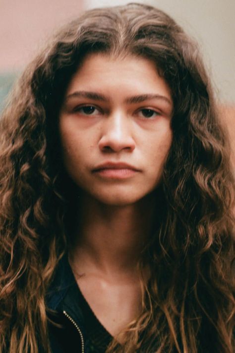 Every character in Euphoria has an iconic makeup statement that is worth looking into, from Rue's no-makeup look, to Cassie Howard's glitter galore. #makeup #beauty Zendaya No Makeup, Anastasia Beverly Hills Palette, Iconic Makeup, Monochrome Makeup, Show Makeup, Bold Makeup Looks, Makeup Icons, Cool Makeup Looks, Bold Makeup