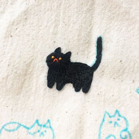 Freetime Activities, Cat Embroidery, Handmade Sewing, Pola Sulam, Stitch Ideas, Embroidery On Clothes, Cute Embroidery, 자수 디자인, Hand Embroidery Art