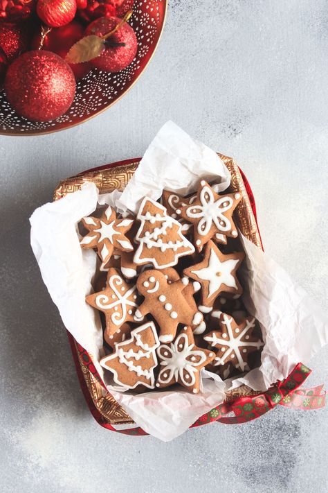 Pretty tiny Gingerbread Men and Gingerbread Cookies styled simply in a gift box with a ribbon and Christmas Baubles! Christmas Food Photography. Gingerbread Photography. Gingerbread Recipe. #foodphotography #christmas #cookies #gingerbread #royalicing #icing #recipe #christmascandy #holidays #baking Christmas Food Ideas For Dinner, Christmas Food Photography, Christmas Food Crafts, Cookies Gingerbread, Christmas Recipes Appetizers, Baubles Christmas, Christmas Food Gifts, Gingerbread Recipe, Christmas Food Dinner