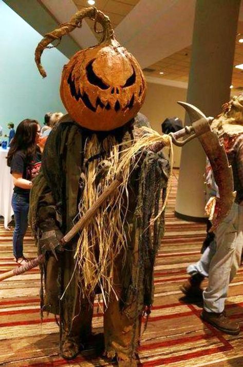 Classic Pumpkin Costume | Classic Halloween Costumes For Timeless Trick or Treating Labu Halloween, Spooky Halloween Desserts, Halloween Costumes Scarecrow, Scary Scarecrow, Halloween Costume For Women, Dekorasi Halloween, Scary Halloween Decorations Diy, Kostum Halloween, Scarecrow Costume