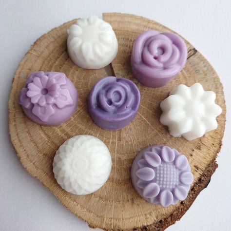 Beautiful soap gift set - perfect wedding favors! Bathroom Purple, Soap Wedding Favors, Soap Gifts, Hand Soaps, Lavender Heart, Soap Gift Set, Mini Soaps, Honey Soap, Homemade Soap Recipes