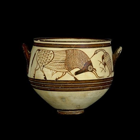 A Mycenaean vase (1300-1200 BCE) in the pictorial style depicting stylized bulls and birds.  From a tomb in Enkomi, Cyprus. (British Museum, London) Minoan Art, Ancient Greek Pottery, Ancient Greek Art, Greek Pottery, Greek Vases, Cerámica Ideas, Ancient Pottery, Greek Art, Modern Vase