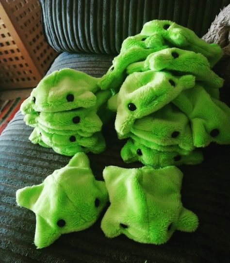 Weird Stuffed Animals, Punk Culture, Cute Sewing Projects, Handmade Plushies, Plushie Patterns, Sewing Stuffed Animals, Diy Letters, Gift Inspo, Funny Frogs