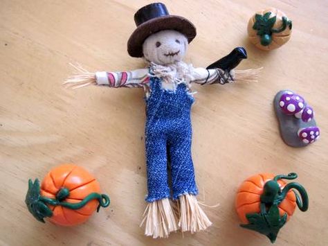 Super cute mini scarecrow by calixita Miniature Scarecrow Diy, Mini Scarecrow, Boy Crafts, Scarecrow Crafts, Halloween Baking, Fairy Tree, Crafts For Boys, Halloween Doll, Halloween Tattoos