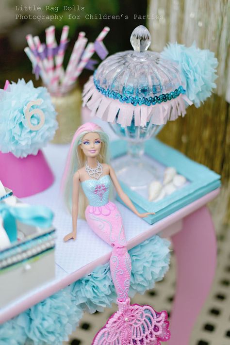 Mermaid Themed Birthday Party Mermaid Themed Birthday Party, Mermaid Decorations, Mermaid Birthday Party Ideas, Barbie Beach, Barbie Mermaid, Ocean Birthday Party, Mermaid Barbie, Movie Themed Party, Party Tables