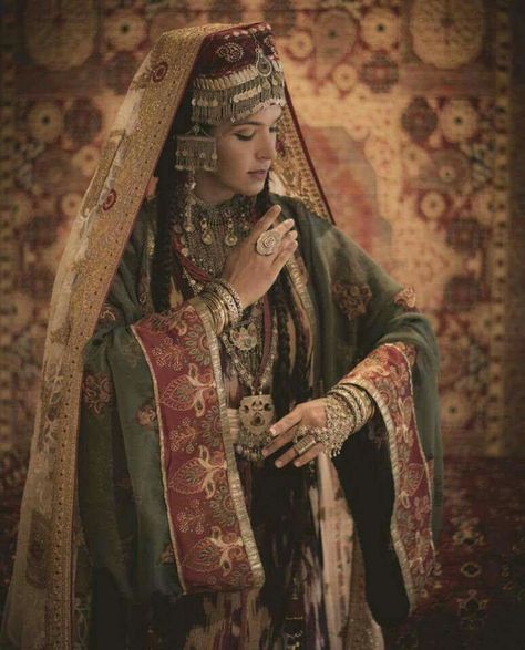 Traditional Iranian Clothing, Iranian Clothes, Uzbek Clothing, Persian Dress, Armenian Clothing, Persian Women, Arabic Clothing, Egyptian Fashion, Armenian Culture