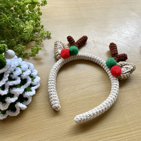 Crochet Christmas Reindeer Headband | Christmas headband | Crochet Reindeer Hairband #christmas #crochetchristmas #crochethairband Hello friends 🎄☃️🎁 Support my channel with your likes 💖and comments. Thanks! 🙏 Finished size: Height 17 cm. Width 13 cm. Crochet Reindeer, Crochet Hairband, Headband Christmas, Headband Crochet, Crochet Cord, Reindeer Headband, Christmas Headband, Christmas Crochet Patterns, Crochet Christmas