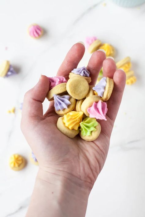 Homemade Iced Gems! #vegan with a #glutenfree option | Wallflowergirl.co.uk Dairy Free Biscuits, Vegan Shortbread Cookies, Aquafaba Recipes, Vegan Shortbread, Iced Gems, Natural Food Dye, Shortbread Biscuits, Wedding Sweets, Royal Icing Recipe