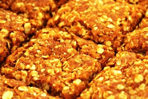 10 Amazing Jungle Oats Recipes Crunchies Recipe, Crunchie Recipes, African Magazine, South African Desserts, African Dessert, African Cooking, Biscuits Recipe, Oat Cookies, South African Recipes