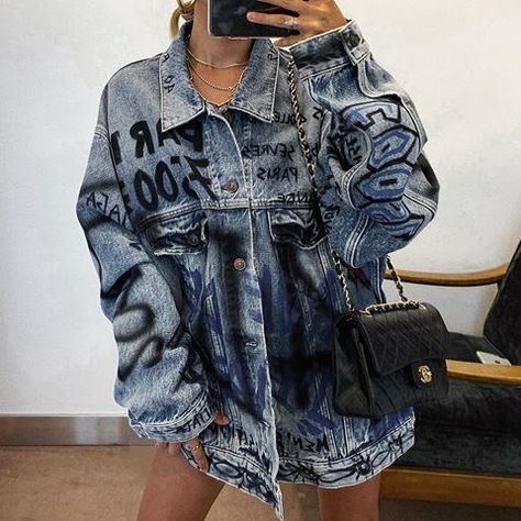 Denim Jacket Grunge, Ropa Upcycling, Diy Denim Jacket, Doc Martens Outfit, Custom Denim Jacket, Hand Painted Denim Jacket, Tokyo Street Fashion, Instagram Baddie, Jean Jacket Outfits