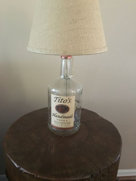 Tito's vodka bottle lamp Tito Bottle Crafts, Titos Bottle Crafts, Alcohol Crafts, College Crafts, Bottle Diy, Diy Glass Bottle Crafts, Apt Ideas, Bottle Decor, Diy Workshop