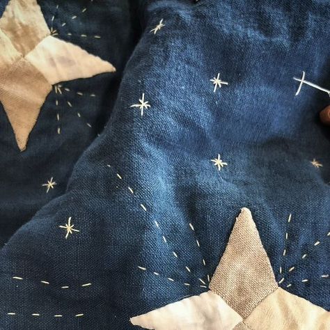 Earth Made Quilt LLC on Instagram: "Love these night sky quilts. 
.
.
.
#quilt #darkestbeforedawn #nightskyquilt #handmadequilt #handquilted #handquilting #maker #handmade #naturaldye #plantdyedquilt #plantdyedfabric #naturallydyedquilt #earthmadequilt" Hand Stitching Quilts, Moon Quilt Block, Celestial Quilt, Nordic Quilt, Night Sky Quilt, Dark Quilt, Freehand Quilting, Cloud Quilt, Constellation Quilt