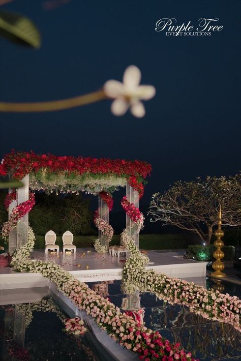 Pool Mandap Decor, Marriage Chori Design For Night, Night Wedding Mandap, Outdoor Wedding Lanterns, Mandap Ideas, Floral Mandap, Outdoor Night Wedding, Reception Decoration Ideas, Wedding Entry