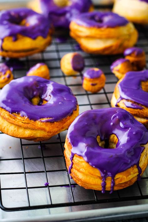 Quick and easy ube glazed air fryer donuts: If you are looking for a new quick and easy breakfast idea or a fun snack to make look no further. These ube glazed donuts are made with Pilsbury Grands biscuit dough and can be made in under 15 minutes. Perfect grab and go food. Ube Glaze Recipe, Air Fryer Mochi Donut, Donut Recipe Air Fryer, Ube Glaze, Air Fryer Donut Recipes, Grab And Go Food, Homemade Acai Bowl, Air Fryer Donuts, Snack To Make