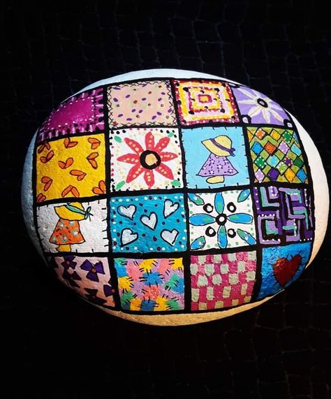 Patchwork Painted Rocks, Decorative Painting Projects, Rock Painting Flowers, Garden Rock Art, Sharpie Crafts, Homemade Quilts, Stone Art Painting, Happy Stones, Pottery Painting Designs