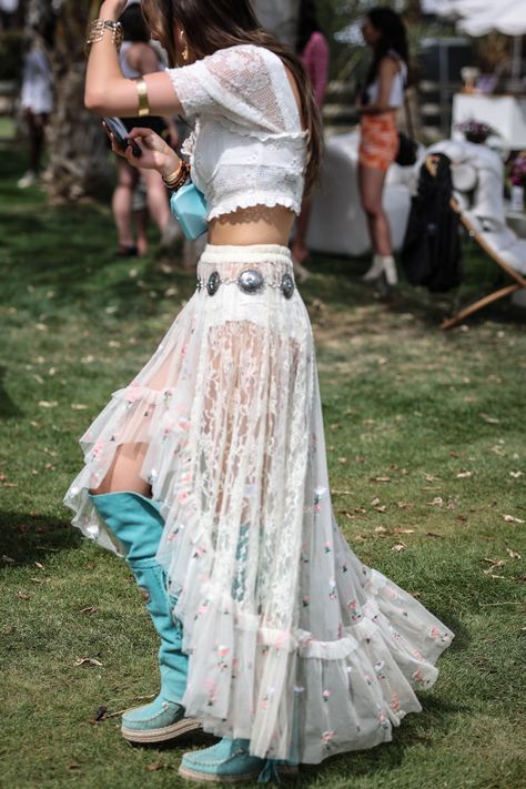 Coachella gallery: Why this year’s festival style has nothing to do with the 90s | Fotos | Culture | EL PAÍS English Coachella 2023, Tulle Long Skirt, Sparkly Top, Coachella Outfit, Festival Style, Mix Style, Festival Looks, Music Event, Military Inspired