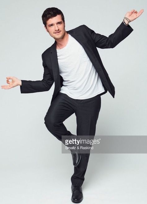 Josh you’re not doing it right. it fiend count unless it’s below your waist Josh Huterson, Josh And Jennifer, Black And White Suit, Райан Гослинг, Funny Poses, Juju On That Beat, Sam Claflin, Peeta Mellark, Josh Hutcherson