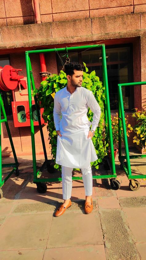 How to wear a white kurta for boys fashion.. Follow me on insta for more ideas _akky_chaudhary White Kurta Outfit, White Kurta Pajama Men, White Kurta Men, Kurta Outfit, Kurta For Boys, White Kurtis, Kurta Pajama Men, Jeans Outfit Men, Durga Painting