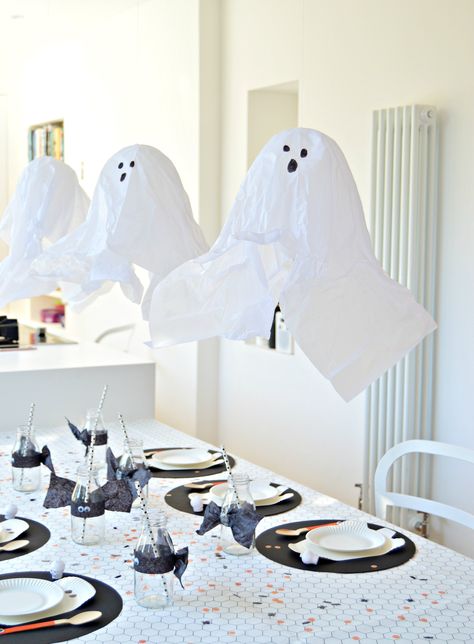 Create a bootiful DIY Halloween table - DIY home decor - Your DIY Family Yard Balloon Decorations, Diy Halloween Ghost Decorations, Ghost Balloons, Diy Halloween Ghosts, Ghost Party, Halloween Ghost Decorations, Ghost Diy, Halloween Party Dinner, Balloon Display