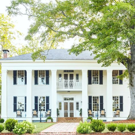 Arriving Home by @jamestfarmer is a true southern gem🍃More of this gorgeous project featured in his beautiful new book on the blog today 📷… James Farmer Interiors, Estilo Charleston, Flower Hill, James Farmer, Hgtv Designers, Glam Pad, Antebellum Homes, Southern Design, Hello Lovely