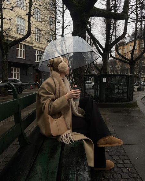 Photos In The Rain, Winter Rainy Day Outfit, Rainy Day Outfit Aesthetic, Angelcore Aesthetic, Stylish Umbrella, Goblincore Aesthetic, Film Photography Tips, Rainy Day Fashion, Rainy Weather