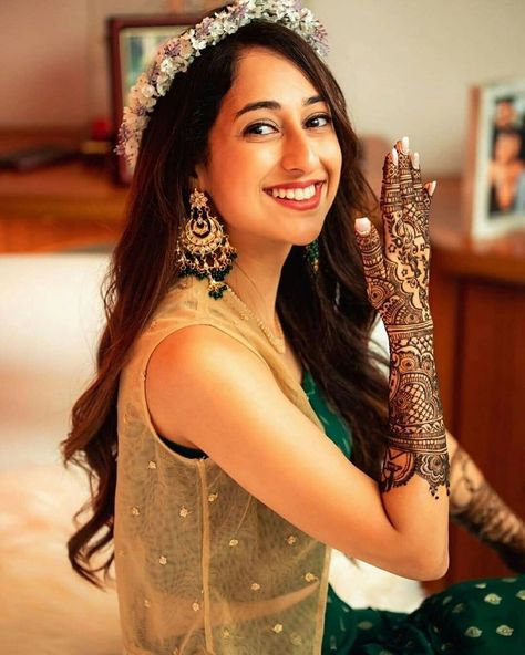 Bridal Mehndi Bridal Mehendi Designs Wedding, Mehendi Photography, Mehndi Function, Indian Bride Poses, Indian Mehndi, Indian Bride Photography Poses, Mehndi Ceremony, Indian Wedding Photography Couples, Bridal Photography Poses