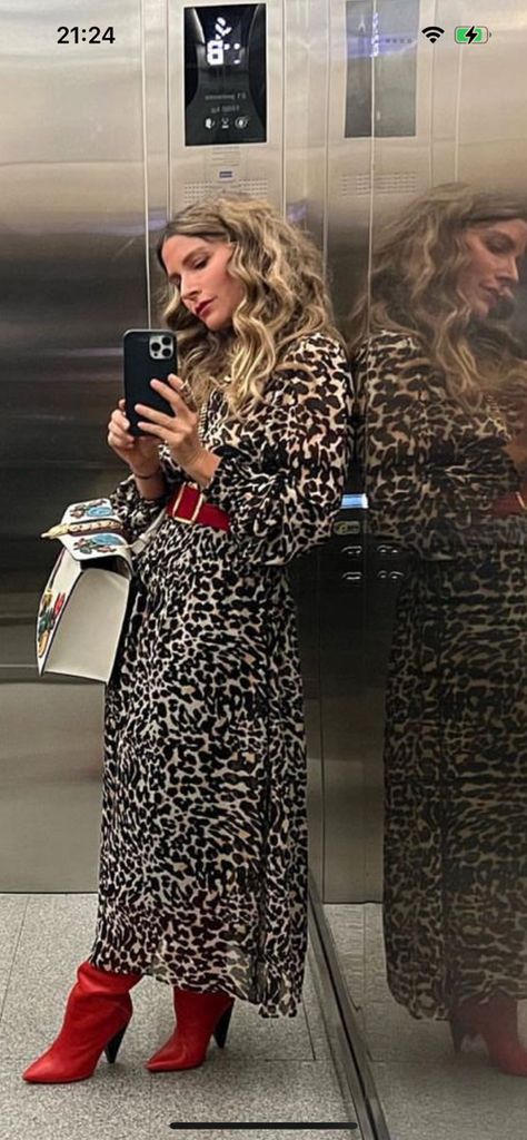 Medium Contrast Outfits, Animal Print Dress Outfit, Contrast Outfit, Vestido Animal Print, Outfit Informal, Carrie Bradshaw Outfits, Colombian Fashion, Outfit Botas, Leopard Print Outfits