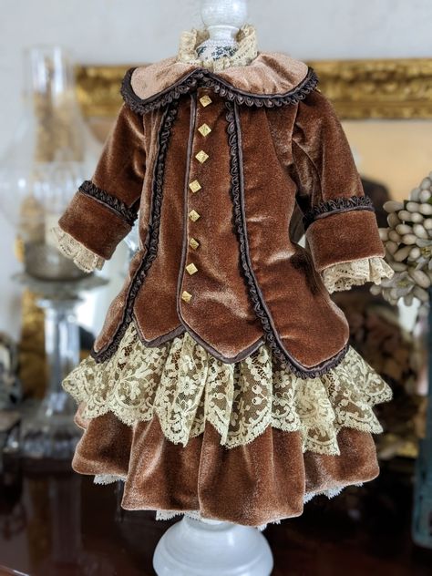 Antique Doll Dress Patterns, Porcelain Doll Costume, Vintage Doll Dress, Christmas People, Dresses For Dolls, Antique Porcelain Dolls, Vintage Doll Clothes, Antique Doll Dress, Miss Kitty