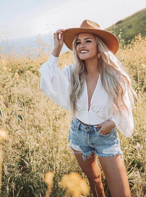 Country Photoshoot, Western Photo, Senior Photo Outfits, Looks Country, Model Pose, Senior Picture Outfits, Country Dresses, Senior Photoshoot, Tumblr Outfits