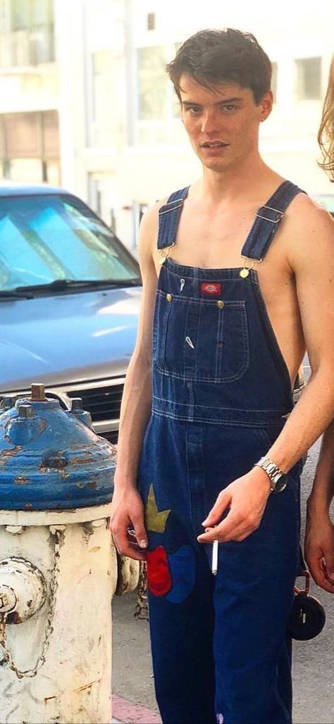 Guy In Overalls, Boys In Overalls, Overalls Men Fashion, Summer Overalls, Overalls Men, Mens Overalls, Boy Bib, Love Jeans, Herren Outfit