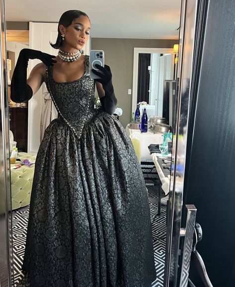 Fan Outfits, Laura Harrier, Met Gala Outfits, Met Gala Dresses, Ren Fair, Theme Dress, The Met Gala, Glamour Dress, Love Travel