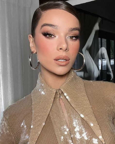 Makeup Artist Patrick Ta on Instagram: “Neutral Dreams @haileesteinfeld Wearing @patricktabeauty “Shes So La” Blush And Major Dimensions Bronze Palette On The Eyes. Hair By…” Hailey Steinfeld Makeup, Hailee Steinfeld Makeup, Red Carpet Makeup, Bronze Palette, Patrick Ta, Special Occasion Hairstyles, Glam Makeup Look, Makeup Hacks, Hailee Steinfeld