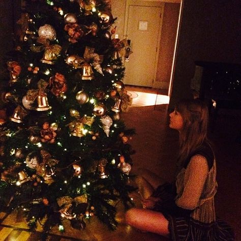 Taylor Swift Christmas, Estilo Taylor Swift, Taylor Swift Cute, Taylor Swift Outfits, Warm Christmas, Christmas Icons, Taylor Swift Wallpaper, Christmas Tree Farm, Taylor Swift Fan