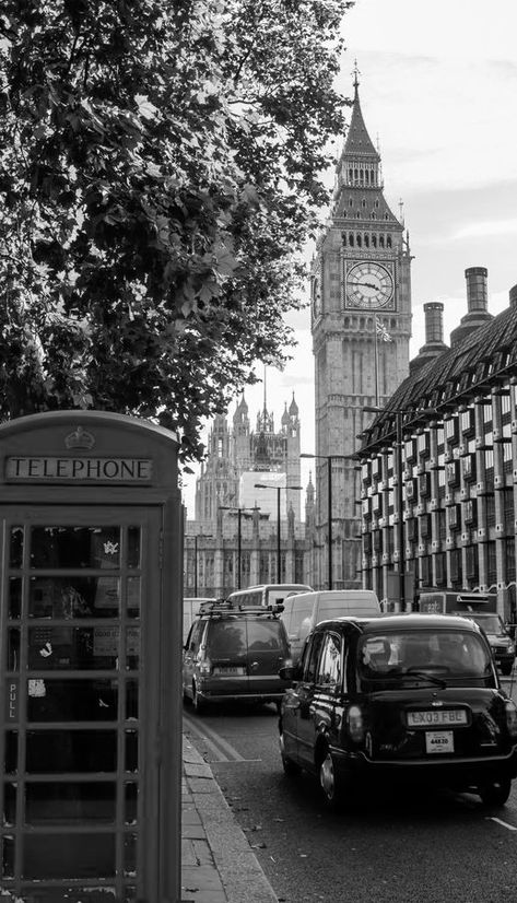 London Wallpaper, Aesthetic London, Black And White Suit, Black And White Photo Wall, Black And White City, London Poster, London Aesthetic, London Pictures, Black And White Wallpaper