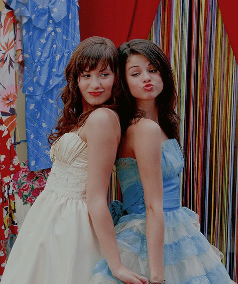 Demi Lovato Celebrity Duos Bff, Selena Gomez Demi Lovato, Disney Shows Aesthetic, Best Duos In Movies, Demi Lovato 2000s, Disney 2000s Aesthetic, Demi Lovato Disney Channel, Demi Lovato Aesthetic, Y2k Shows