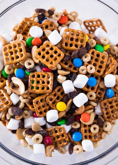 Favorite kids trail mix recipe -super easy to make and perfect for on the go snacks! It is sure to be a big hit! Kids Trail Mix, Trail Mix Kids, Trail Mix Recipe, Trail Mix Recipes, Camping Snacks, Delicious Clean Eating, Snacks For Kids, Snack Mix Recipes, Fun Snacks For Kids