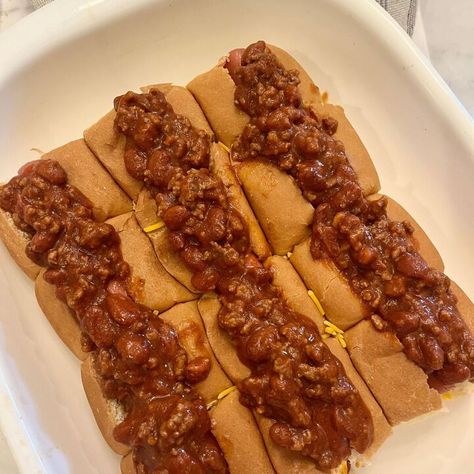 Hot Dog Sliders, Baked Chili Cheese Dogs, Baked Chili, Favorite Chili Recipe, Hawaiian Roll, Chili Dog, Chili Cheese Dogs, Hearty Chili, Cheddar Chicken