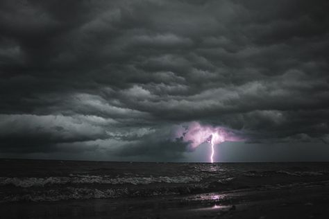 Lightning Wallpaper Laptop, Dark Rain Clouds, Stormy Ocean, Storm Wallpaper, Ocean Stuff, Lighting Storms, Dark Weather, Lightning Photography, Ocean Storm