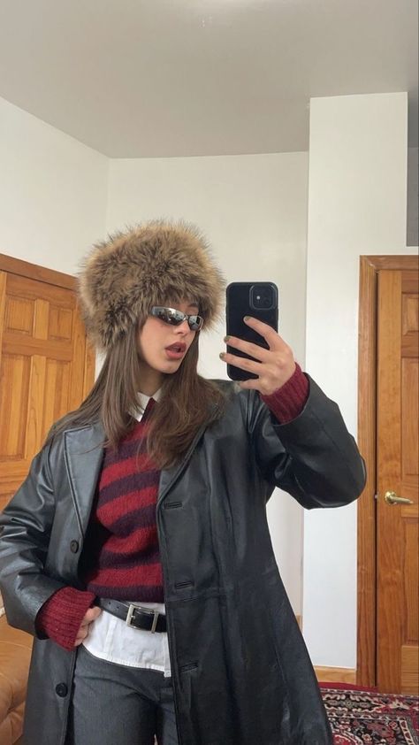 Eastern European Fashion, Fur Hat Outfit, Y2k Fashion Outfits, Street Style Y2k, 1990s Style, Russian Style, Paris Mode, 90s Fashion Outfits, Russian Fashion