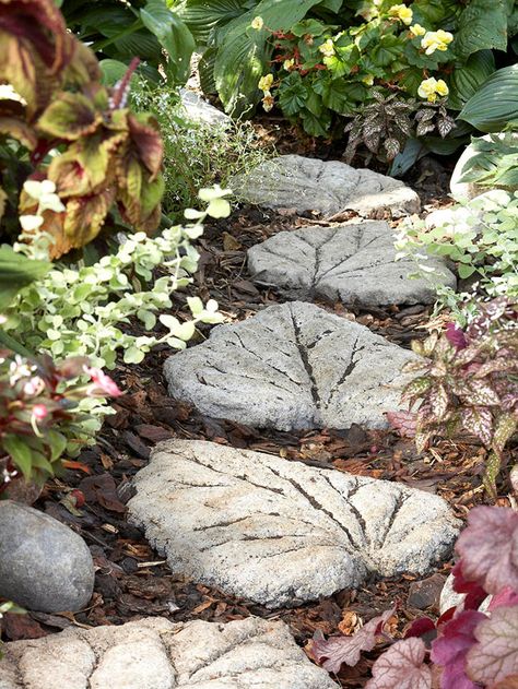 Use large leaves to make DIY stepping stones for your garden! More DIY landscape ideas: http://www.bhg.com/decorating/do-it-yourself/accents/cast-in-stone Leaf Stepping Stones, Diy Leaves, Pretty Garden, Cement Planters, Have Inspiration, Garden Path, Garden Pathway, Stepping Stone, Garden Stuff