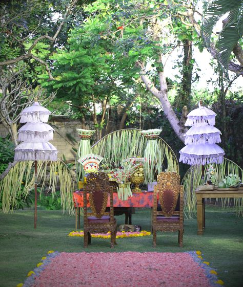 Balinese Traditional Wedding Decoration for blessing ceremony Balinese Wedding Decoration, Ubud Wedding, Balinese Wedding, Balinese Art, Blessing Ceremony, Wedding Tent Decorations, Tropical Theme Party, Bali Decor, Bali Garden