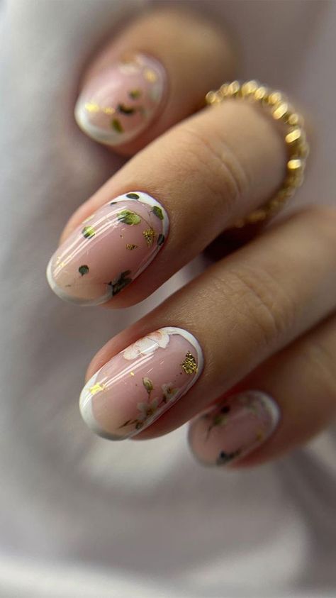 66. Floral Encapsulated White Frame Nails Apart from your outfit, what else do you need to update? Hair colour? New haircut? or your nails?... Encapsulated Nails Flowers, White Floral Nails, Mum Nails, Frame Nails, Stylish Nail Art, Encapsulated Nails, Themes Wedding, Colors Wedding, Nail Design Inspiration